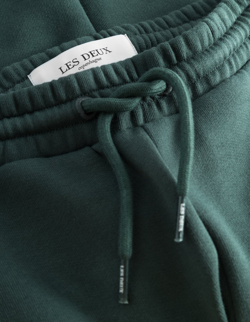 LES DEUX Blake Sweatpants - Pine Green/Dark Sand